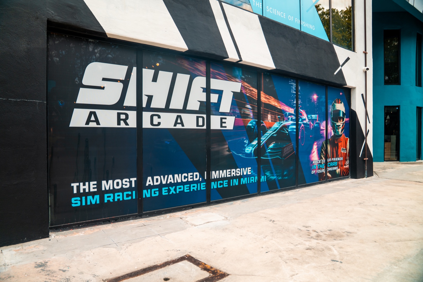 Full-motion racing simulator rig with triple screens in Sebring