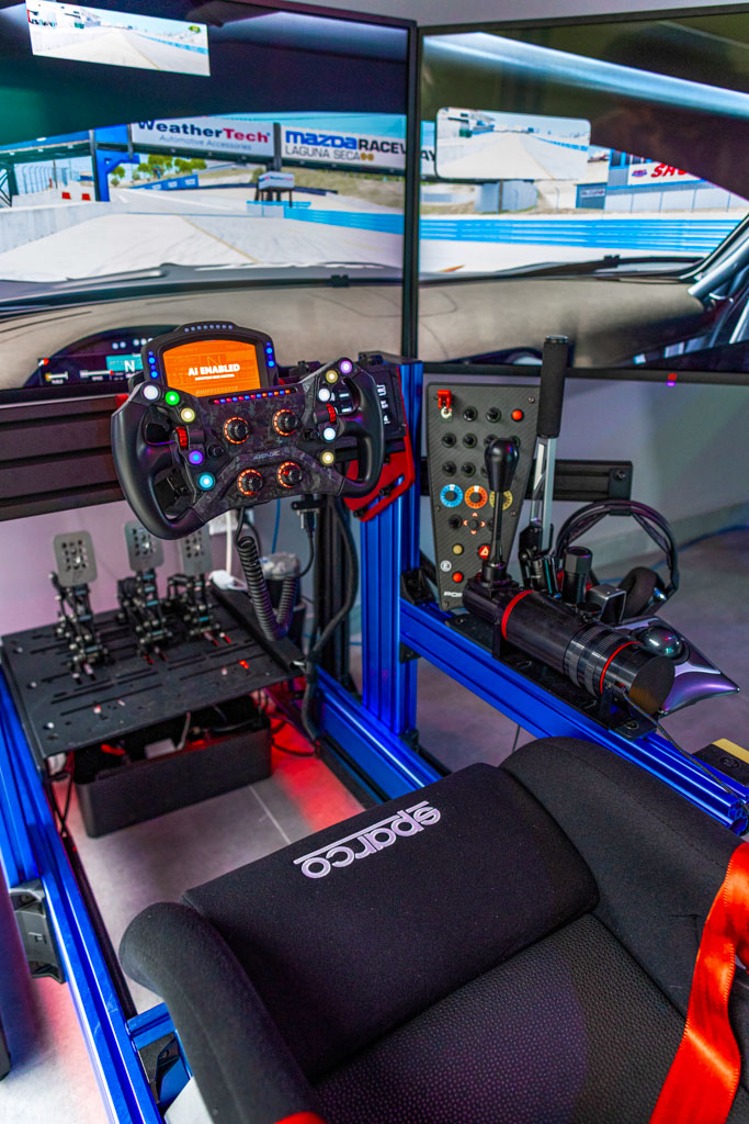 Full-motion racing simulator rig with triple screens in Estero